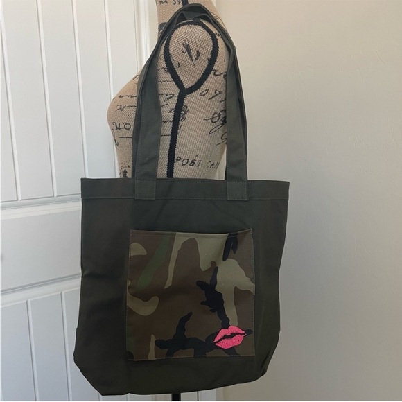 Bloomingdale’s LE Army Camo Kiss Print Canvas Tote NWOT - Picture 2 of 8